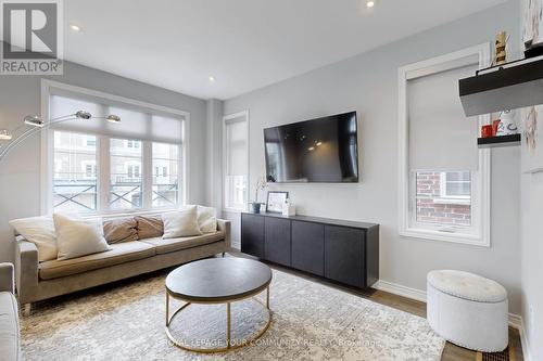 20 Globemaster Lane, Richmond Hill (Oak Ridges), ON - Indoor Photo Showing Living Room