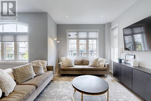 20 Globemaster Lane, Richmond Hill (Oak Ridges), ON - Indoor Photo Showing Living Room