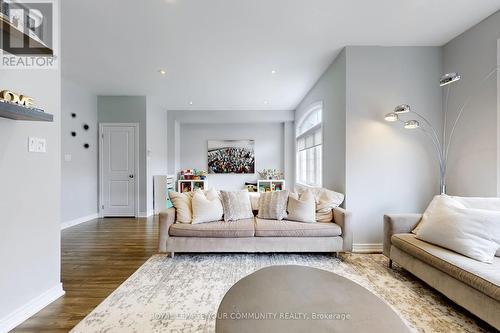 20 Globemaster Lane, Richmond Hill (Oak Ridges), ON - Indoor Photo Showing Living Room