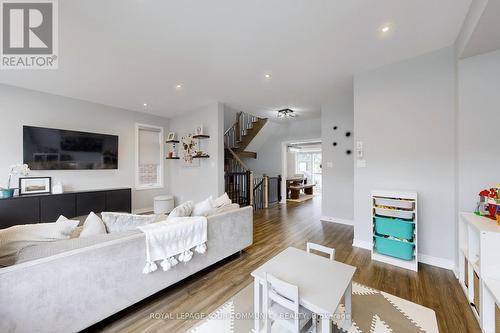 20 Globemaster Lane, Richmond Hill (Oak Ridges), ON - Indoor Photo Showing Living Room