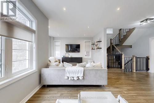 20 Globemaster Lane, Richmond Hill (Oak Ridges), ON - Indoor Photo Showing Living Room