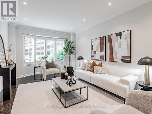 178 Corner Ridge Road, Aurora (Aurora Highlands), ON - Indoor Photo Showing Living Room