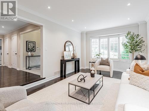 178 Corner Ridge Road, Aurora (Aurora Highlands), ON - Indoor Photo Showing Living Room