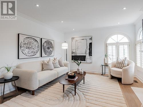 178 Corner Ridge Road, Aurora (Aurora Highlands), ON - Indoor Photo Showing Living Room