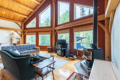 12 William Craven Close, Lac Du Bonnet Rm, MB - Indoor Photo Showing Living Room