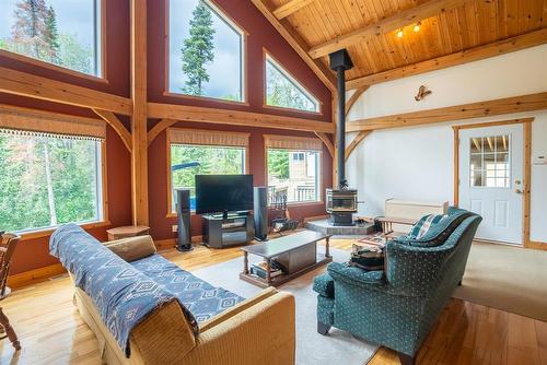 12 William Craven Close, Lac Du Bonnet Rm, MB - Indoor Photo Showing Living Room With Fireplace