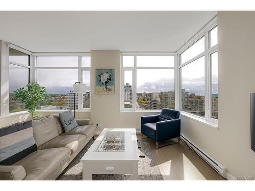 1504-728 Yates St, Victoria, BC - Indoor Photo Showing Living Room