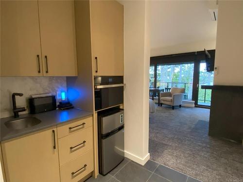 418-596 Marine Dr, Ucluelet, BC - Indoor Photo Showing Kitchen