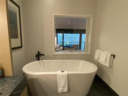 418-596 Marine Dr, Ucluelet, BC - Indoor Photo Showing Bathroom