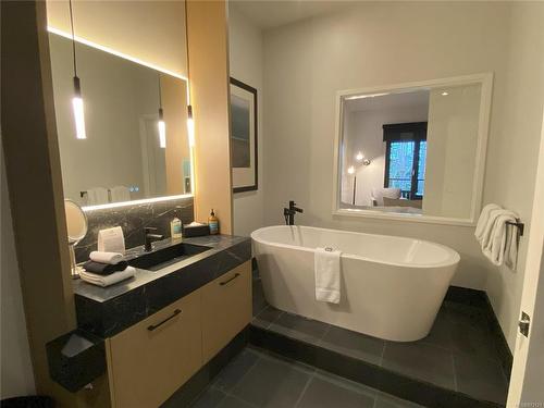 418-596 Marine Dr, Ucluelet, BC - Indoor Photo Showing Bathroom