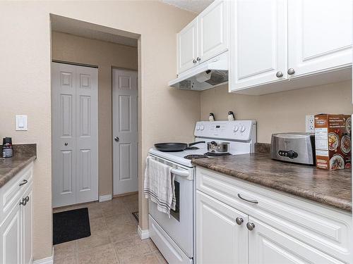 402-218 Bayview Ave, Ladysmith, BC - Indoor Photo Showing Kitchen