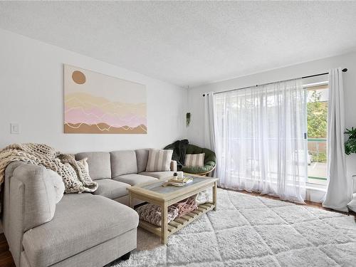 222-6711 Dover Rd, Nanaimo, BC - Indoor Photo Showing Living Room