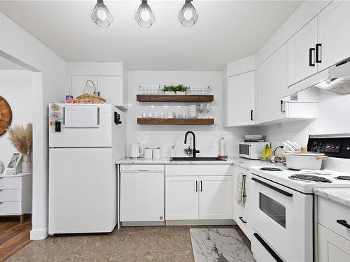 222-6711 Dover Rd, Nanaimo, BC - Indoor Photo Showing Kitchen