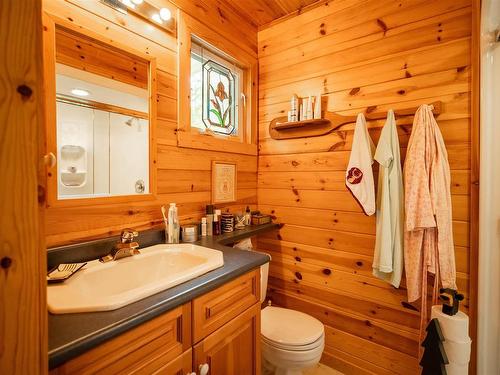 4 Lily Pad Bay, District Of Kenora, ON - Indoor Photo Showing Bathroom