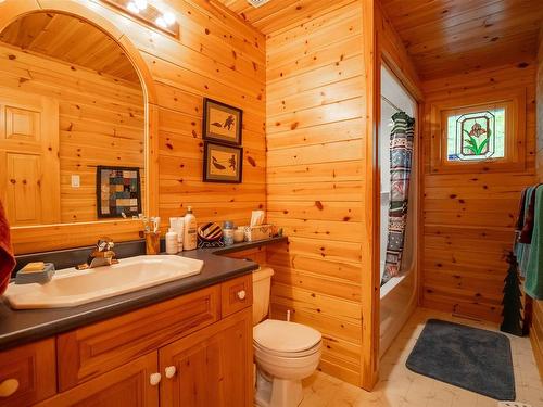 4 Lily Pad Bay, District Of Kenora, ON - Indoor Photo Showing Bathroom