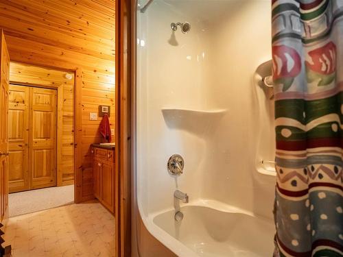 4 Lily Pad Bay, District Of Kenora, ON - Indoor Photo Showing Bathroom