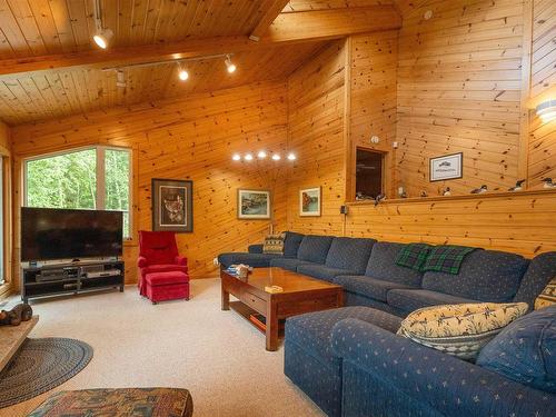 4 Lily Pad Bay, District Of Kenora, ON - Indoor Photo Showing Living Room