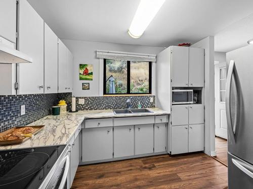 871 Mcqueen Drive, Kamloops, BC - Indoor Photo Showing Kitchen With Double Sink