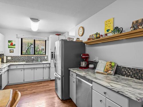 871 Mcqueen Drive, Kamloops, BC - Indoor Photo Showing Kitchen