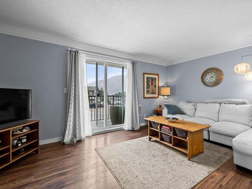 871 Mcqueen Drive, Kamloops, BC - Indoor Photo Showing Living Room