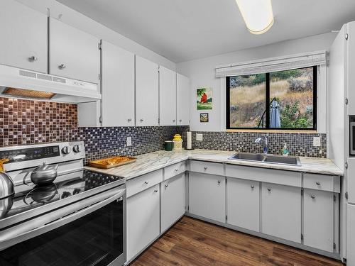 871 Mcqueen Drive, Kamloops, BC - Indoor Photo Showing Kitchen With Double Sink