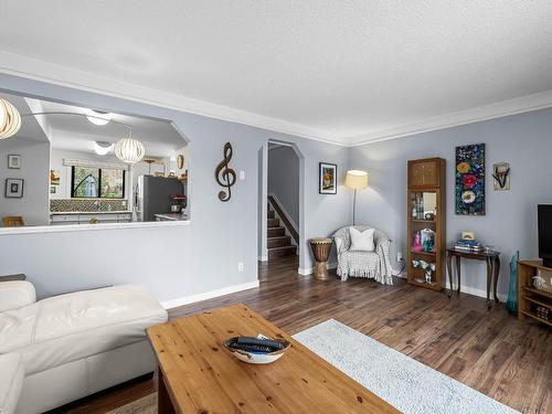 871 Mcqueen Drive, Kamloops, BC - Indoor Photo Showing Living Room