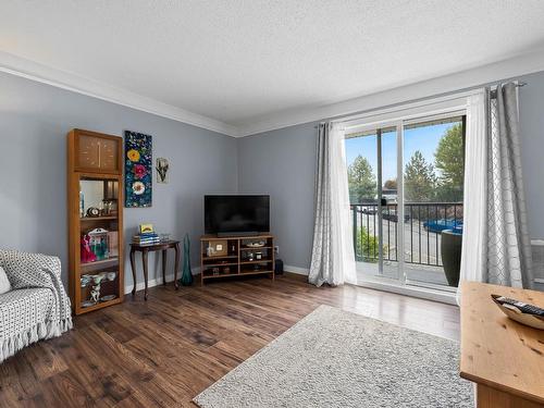 871 Mcqueen Drive, Kamloops, BC - Indoor Photo Showing Living Room