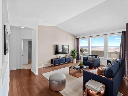 2542 Bentall Drive, Kamloops, BC - Indoor Photo Showing Living Room