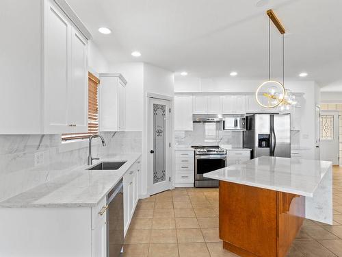 2542 Bentall Drive, Kamloops, BC - Indoor Photo Showing Kitchen With Upgraded Kitchen