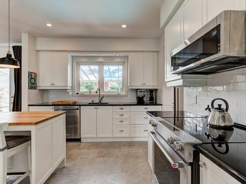 Kitchen - 470 Av. De Dulwich, Saint-Lambert, QC - Indoor Photo Showing Kitchen With Upgraded Kitchen