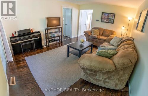 238 Homestead Crescent, London, ON - Indoor Photo Showing Living Room