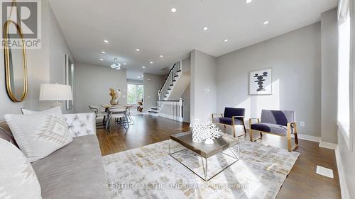 220 South Park Road, Markham (Commerce Valley), ON - Indoor Photo Showing Living Room