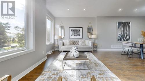 220 South Park Road, Markham, ON - Indoor Photo Showing Living Room