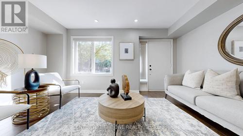 220 South Park Road, Markham (Commerce Valley), ON - Indoor Photo Showing Living Room