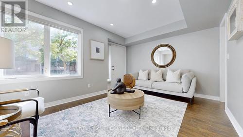 220 South Park Road, Markham (Commerce Valley), ON - Indoor Photo Showing Living Room