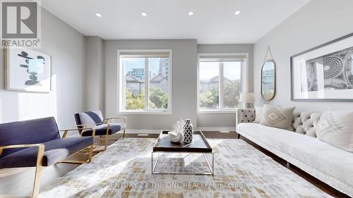 220 South Park Road, Markham (Commerce Valley), ON - Indoor Photo Showing Living Room