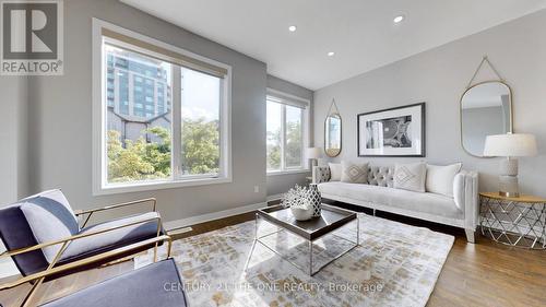 220 South Park Road, Markham, ON - Indoor Photo Showing Living Room