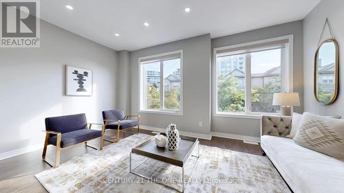 220 South Park Road, Markham, ON - Indoor Photo Showing Living Room