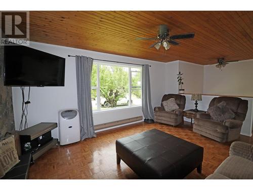 40 Chase Road, Christina Lake, BC - Indoor Photo Showing Living Room