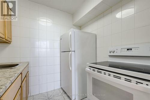 808 - 50 Lotherton Ptwy, Toronto (Yorkdale-Glen Park), ON - Indoor Photo Showing Kitchen