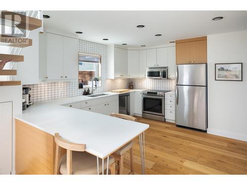 2340 Ethel Street, Kelowna, BC - Indoor Photo Showing Kitchen With Upgraded Kitchen