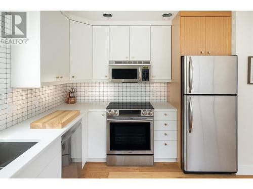 2340 Ethel Street, Kelowna, BC - Indoor Photo Showing Kitchen