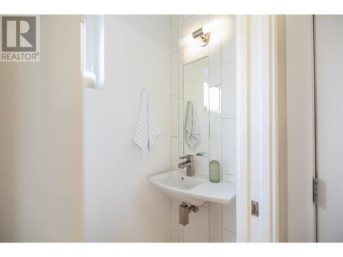 2340 Ethel Street, Kelowna, BC - Indoor Photo Showing Bathroom