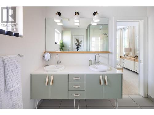 2340 Ethel Street, Kelowna, BC - Indoor Photo Showing Bathroom