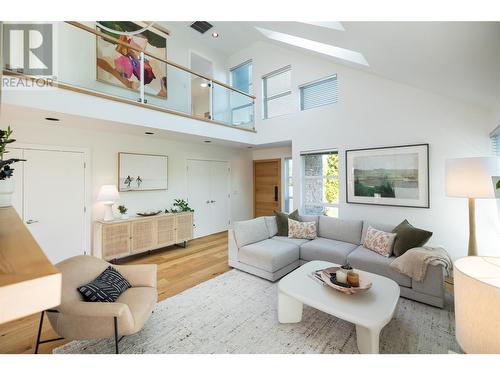 2340 Ethel Street, Kelowna, BC - Indoor Photo Showing Living Room