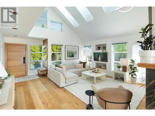 2340 Ethel Street, Kelowna, BC - Indoor Photo Showing Living Room With Fireplace