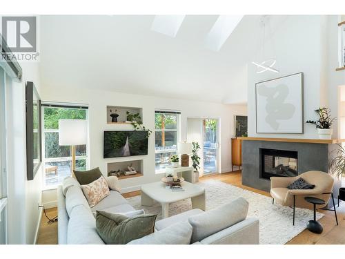 2340 Ethel Street, Kelowna, BC - Indoor Photo Showing Living Room With Fireplace