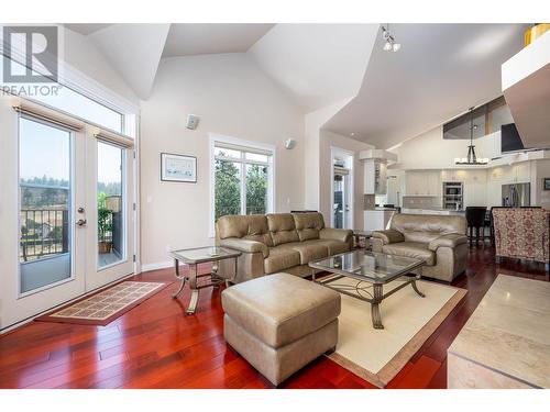 375 Trumpeter Court, Kelowna, BC - Indoor Photo Showing Living Room