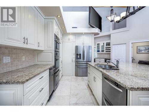 375 Trumpeter Court, Kelowna, BC - Indoor Photo Showing Kitchen With Double Sink With Upgraded Kitchen