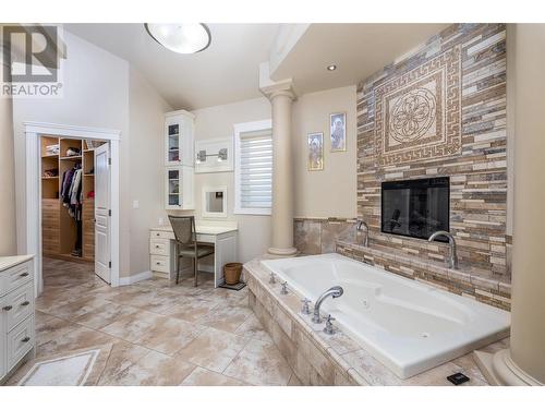 375 Trumpeter Court, Kelowna, BC - Indoor Photo Showing Bathroom